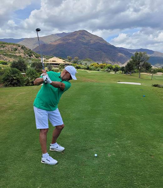 Sylvain-qui-s'entraine-au-golf